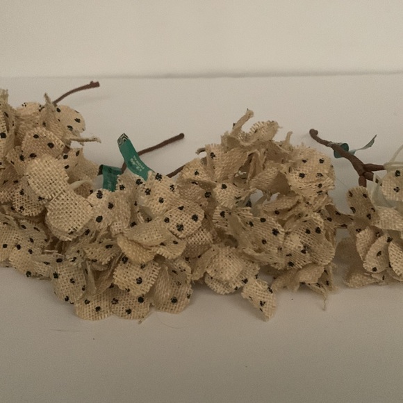 Floral accents Beige w/black poke dot 7 flowers with short stem small bouquet - Picture 4 of 7